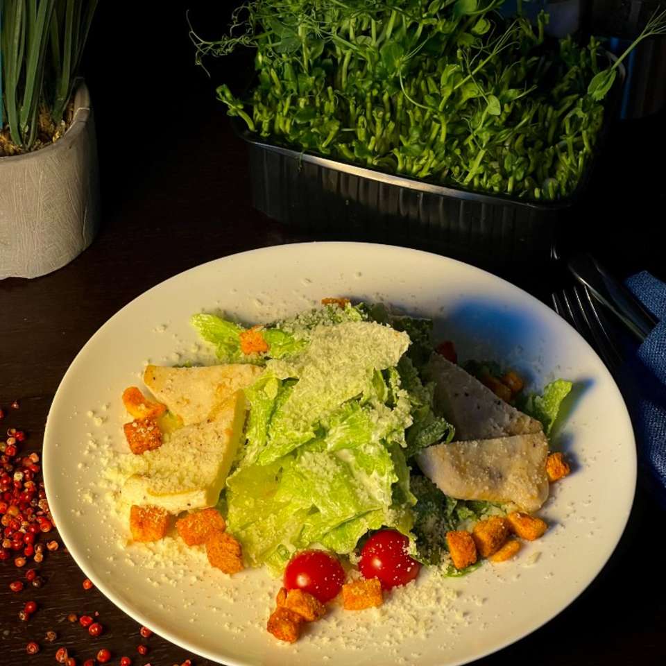 Купить Салат с цыпленком-гриль под соусом 