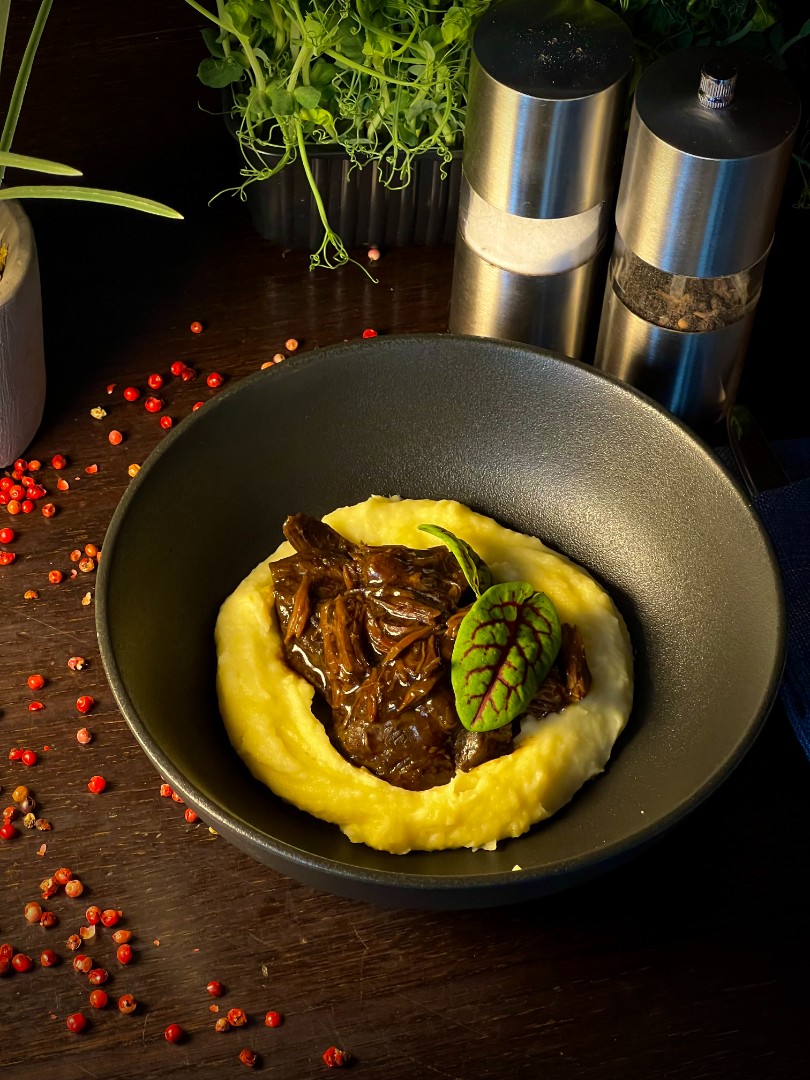 Заказать телячьи щёчки с картофельным пюре и мясным соусом с доставкой из ресторана Марбелья