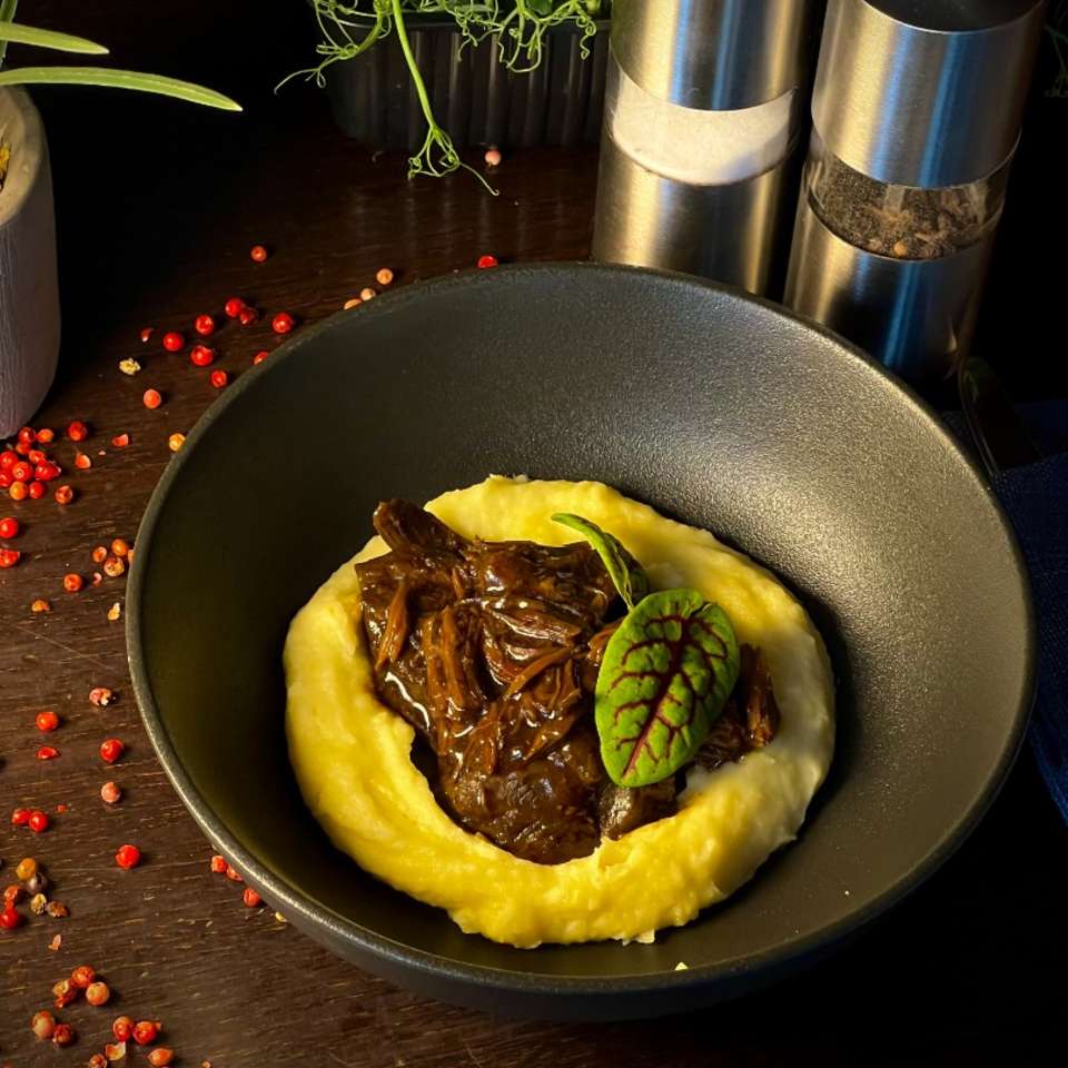 Купить Телячьи щёчки с картофельным пюре и мясным соусом с доставкой в Липецке